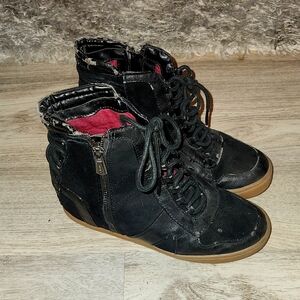 Hidden heeled sneakers